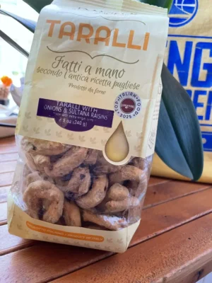 Taralli Italian Crackers with Sultana Raisins and Red Onions by Danieli